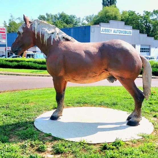 Une statue à l'effigie du cheval comtois immortalise désormais le lien entre la ville de Jussey et cette race équine emblématique. Crédit photo : Paléo Art Studio