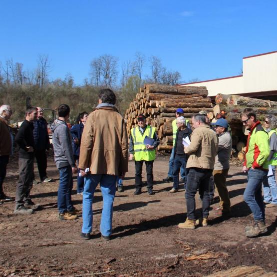 La visite de la Scierie moderne du Val de Saône, à Clans, a intéressé une vingtaine de propriétaires forestiers du secteur. Crédit photo : AC