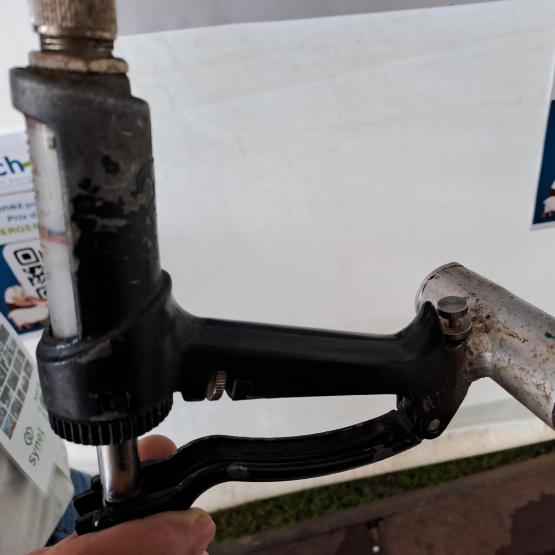 Eloi Mony remporte le premier prix avec une patte métallique fixée sur le pistolet drogueur. Crédit photo : CIIRPO