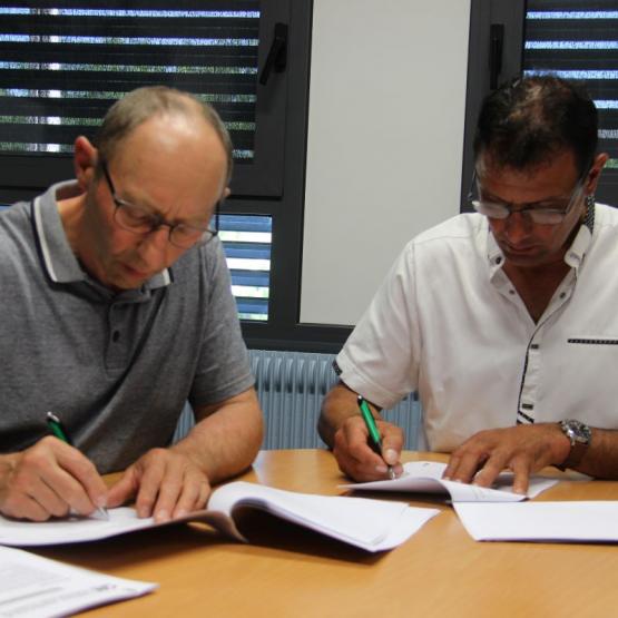 A l'issue de l'assemblée générale d'Agri Conseil 70, les deux représentants ont signé la convention de partenariat. Crédit photo : AC