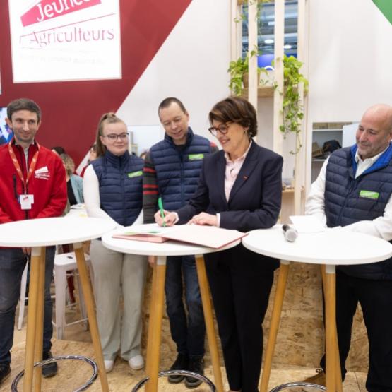 La première convention d’essai d’association pour le Doubs et le Territoire de Belfort a été signée lors du SIA en présence de la ministre de l’agriculture. Crédit photo : FDSEA du Doubs.