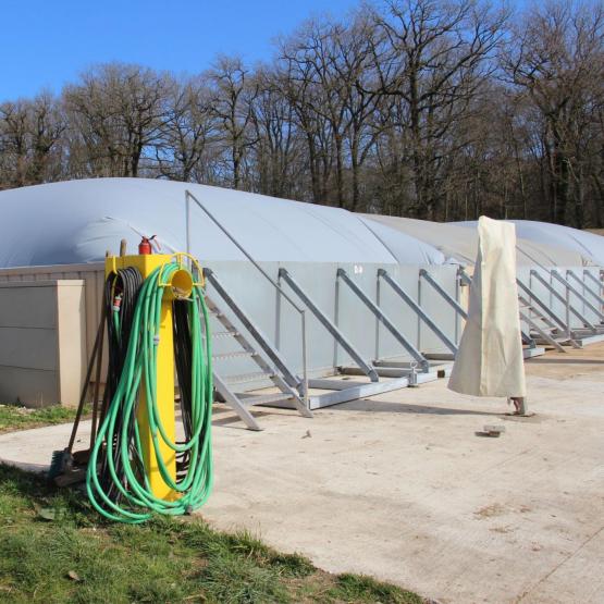 Les quatre silos-couloirs où se déroule la méthanisation du fumier à la ferme de la Marquise. Crédit photo : A.Coronel