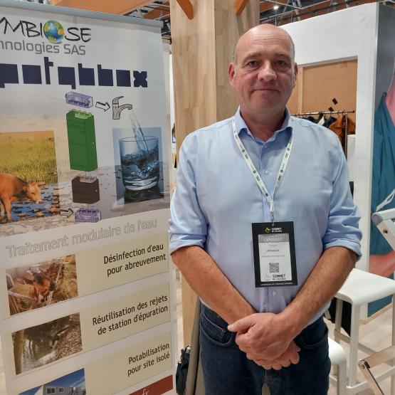 Philippe Rouballay, fondateur et dirigeant de Symbiose Technologies SAS, sur le stand d'Agronov au Sommet de l'Elevage. Crédit photo : Berty Robert (TdB)