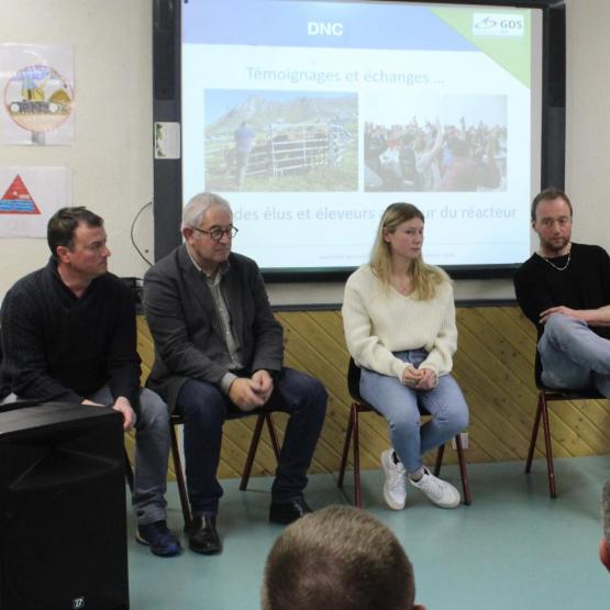 La table ronde de clôture de l’AG du GDS du Jura a donné la parole à différents acteurs directement confrontés à la gestion de la DNC. Crédit photo : Sébastien Closa/JAR