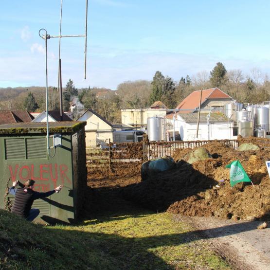 Le 5 févrir 2026 une trentaine de producteurs laitiers hauts-saônois manifestent devant l’usine Lactalis de Loulans-Verchamps, pour réclamer un prix du lait à la hauteur de la valeur ajoutée de leurs produits. Crédit photo : A.Coronel