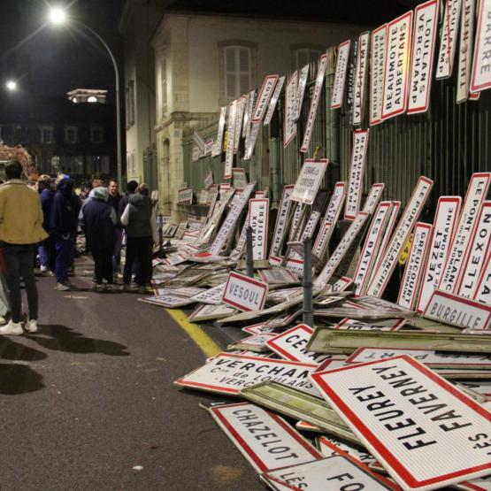 Plus de 400 panneaux signalétiques d'entrées de villages ont été intervertis le 19 novembre par les JA et la FDSEA de Haute-Saône. Crédit photo : A.Coronel