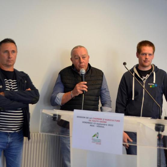 Frédéric Petiet, Rémi Chatrenet et Christof Z’Roth ont témoigné de leur expérience réussie de transmis-sion d’exploitation. Crédit photo: A.Coronel