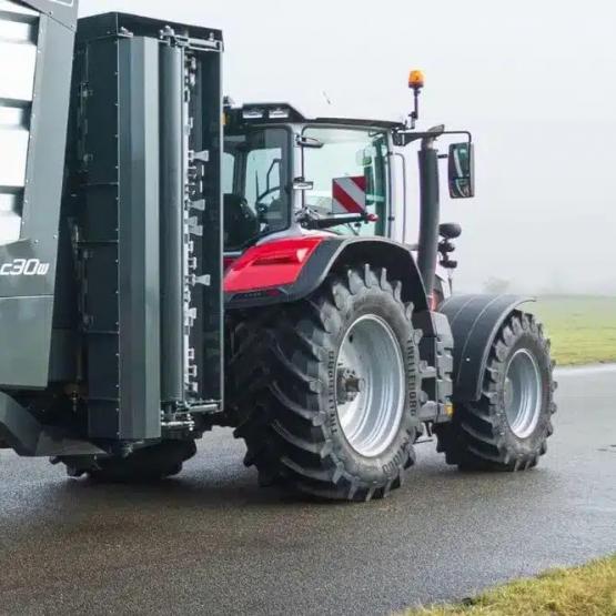 La signalisation et les règles de circulation d’un véhicule agricole obéissent à une règlementation précise.