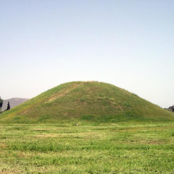 Les tumuli funéraires sont des tertres, des buttes de terre dressées par nos lointains ancêtres, pour hono-rer leurs morts… on en trouve dans de nombreuses cultures sur tous les continents.