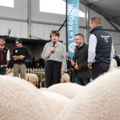 Lors de son déplacement à Cournon, la ministre de l'agriculture a annoncé plusieurs mesures de soutien à l'agriculture, dont des prêts à taux zéro, à hauteur de deux milliards d'euros d'emprunts à court terme. © Maxime Fraisse.