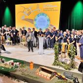 Laurent Ducray (au micro), président du SR BFC, a fait monter sur scène l'ensemble des bénévoles pour une mise à l'honneur ponctuée d'une standing ovation. Crédit photo : Ludovic Barbarossa/TCN