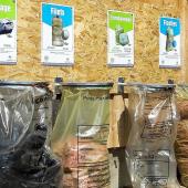 Consignes murales, supports de sacs et sacs de collecte simplifient au quotidien le recyclage des déchets dans les fermes.