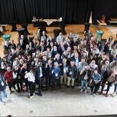 Les congressistes Anefa, à l’unisson, brandissent à leur tour un ballon ovale.