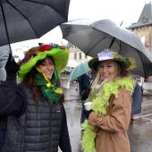 Quelques "Catherinettes" aux chapeaux extravagants égayaient un peu la morosité ambiante. Crédit photo : AC