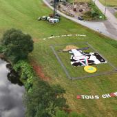Chaque année, les agriculteurs rivalisent d'inventivité pour mettre leurs activités à l'honneur dans des fresques éphémères, à l'occasion du passage des tours cyclistes.