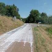 Un traitement peu coûteux, respectueux de l’environnement et adapté aux réalités locales, pour protéger la route des coups de chaud.