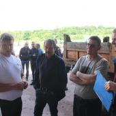 Christelle Vançon et Fabrice Perrin ont pu échanger à bâtons rompus avec Serge Jacob lors de la visite de leur exploitation. Crédit photo : A.Coronel