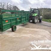 Le déploiement de couloirs de contention mis à disposition par des collègues ou des structures a permis d'organiser efficacement les chantiers de vaccination. Crédit photo : ferme des Auches.