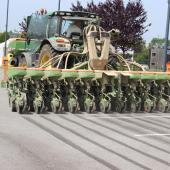 La pulvérisation localisée sur le rang du semis, en démonstration, permet une substancielle réduction des quantités d’herbicides employés pour maîtriser les adventices.