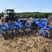 L’Allrounder Flatline de la société Kockerling : avec ses « grosses » dents (pas de 13 cm) disposées en 6 rangées chacune espacée de 80 cm, ce déchaumeur polyvalent offre un énorme dégagement. Crédit photo : C.Michelin