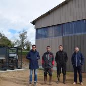 Julien et Stéphane Billoux sont à la tête d’une exploitation d’élevage à Colombier-en-Brionnais. Crédit photo : Marc Labille