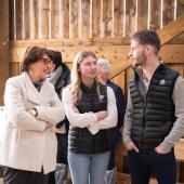 nnie Genevard, ministre de l’Agriculture, est venue à Chambay constater la reconstitution du troupeau de Lisa Buliard et Flavien Guenot, jeunes éleveurs touchés cet automne par la DNC. Crédit photo : Thomas Hubert