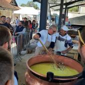 Ambiance et convivialité étaient au rendez-vous de l’édition 2024 de la fête de la cancoillotte. Crédit photo : APC