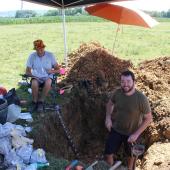 Morgan Curien et Jean‑Michel Antoine sondent le sol jurassien dans le cadre du RMQS. Crédit photo : Sébastien Closa/JAR