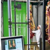 Après un passage de la carcasse devant la caméra, l’intelligence artificielle de la machine à classer s’appuie sur une base de données de 65.000 photos pour établir une proposition de classement. Photo YD