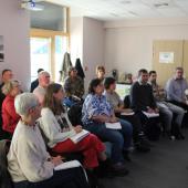 Eleveurs, représentants de coopératives, responsables de cantines et de cuisines municipales, élus locaux et représentants de l’Etat ont échangé autour de la restauration collectives. Crédit photo : Sébastien Closa (JAR)