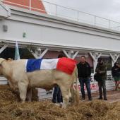 Arnaud Grandidier, président de la FDSEA et Louis Wicky, président des JA, ont expliqué au directeur du Buffalo Grill les motifs de leur désaroi. Crédit photo : A.Coronel