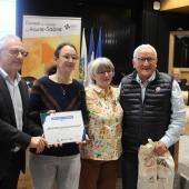 Christine Galmiche et Annabelle Denizot ont reçu le trophée fournisseur dans la catégorie "produits laitiers" à l'occasion de la conférence départementale agricole. Crédit photo : AC