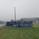 Le long des grands axes routiers de Haute-Saône, des banderolles appellent au boycott des marques du géant Lactalis. Crédit photo : FDSEA70