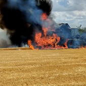 Les incendies à la récolte peuvent occasionner de grosses pertes : ici c'est une moissonneuse qui est partie en flammes...