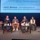 Lors de la table ronde avec, de gauche à droite : l'animateur, Julien Gauthey (SAS Bioénergie Pierroise), Romuald Remy (Gaec Martens) et Marine Cordelier (Solagro). Crédit photo : Berty Robert (TdB)