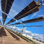 A Verdonnet, TSE a installé des panneaux photovoltaïques orientables situés à plus de 5 mètres de hauteurs, pour laisser passer des engins agricoles.