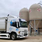 Le camion Volvo 100% électrique était en test pendant une semaine pour livrer l'aliment du bétail aux clients de la coopérative Terre comtoise. Crédit photo : Terre comtoise.