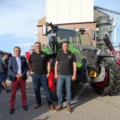 Pierre-Antoine Ferru, directeur général du Groupe CAL, Olivier Didelot, directeur général de Mecavista et Jean-Christophe Mourey, manager Mecavista, responsable du secteur Haute-Saône, devant le modèle « star » de Fendt. (photo : E. L.)