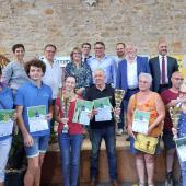 Les producteurs médaillés avec les élus locaux et le préfet du Jura lors de la remise de prix
