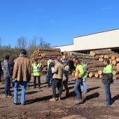 La visite de la Scierie moderne du Val de Saône, à Clans, a intéressé une vingtaine de propriétaires forestiers du secteur. Crédit photo : AC