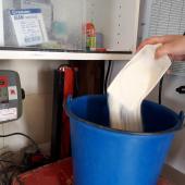 La quantité d’aliment d’allaitement ajoutée est pesée ou bien étalonnée avec un ustensile. Crédit photo : CIIRPO