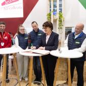 La première convention d’essai d’association pour le Doubs et le Territoire de Belfort a été signée lors du SIA en présence de la ministre de l’agriculture. Crédit photo : FDSEA du Doubs.