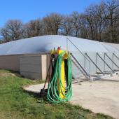 Les quatre silos-couloirs où se déroule la méthanisation du fumier à la ferme de la Marquise. Crédit photo : A.Coronel