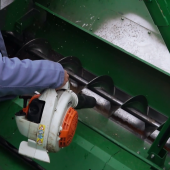 Après la récolte d’une parcelle très sale, avec des adventices à graine (ray-gras, vulpins, brome… par exemple) il est judicieux de nettoyer consciencieusement la moissonneuse-batteuse, pour éviter d’exporter le problème dans d’autres parcelles.