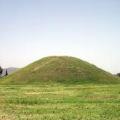 Les tumuli funéraires sont des tertres, des buttes de terre dressées par nos lointains ancêtres, pour hono-rer leurs morts… on en trouve dans de nombreuses cultures sur tous les continents.