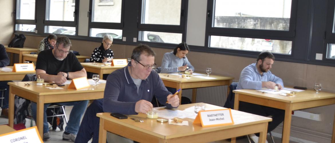 Une fois par trimestre, la commission organoleptique évalue des échantillons de cancoillotte pour vérifier leur adéquation avec le cahier des charges qui encadre l’appellation. Crédit photo : A.Coronel