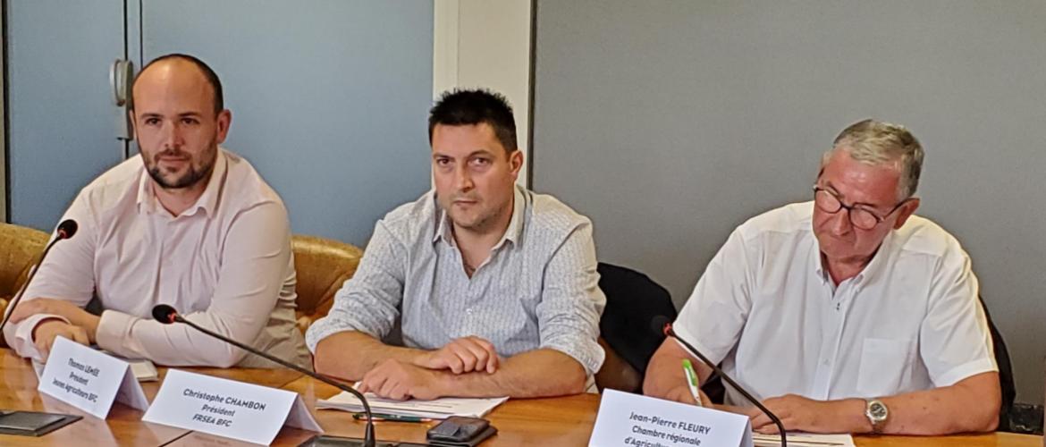 Le 10 juillet, une réunion de gouvernance Feader réunissait Franck Robine -Préfet de la région BFC-, Marie Guite-Dufay -présidente de la Région BFC-, Christophe Chambon -président FRSEA BFC-, Thomas Lemée -président JA BFC- et Jean-Pierre Fleury (CRA) 