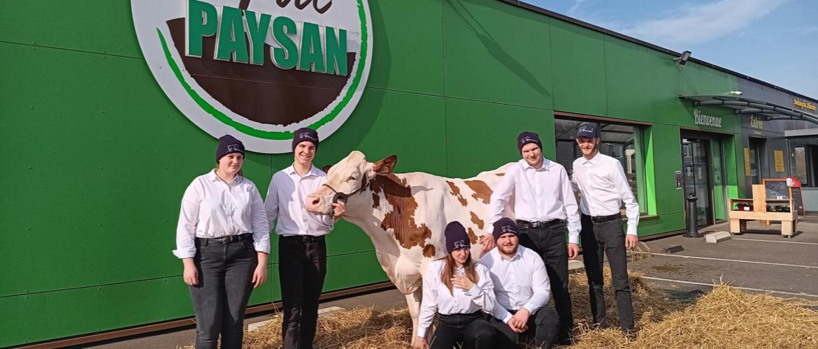 Léa, Coraline, Ocean, Paul et les deux Clément ainsi que la vache montbéliarde Reine montront sur le grand ring dimanche au SIA. Léa, Coraline, Ocean, Paul et les deux Clément ainsi que la vache montbéliarde Reine montront sur le grand ring dimanche au SIA.