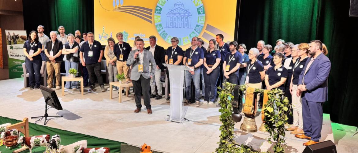 Laurent Ducray (au micro), président du SR BFC, a fait monter sur scène l'ensemble des bénévoles pour une mise à l'honneur ponctuée d'une standing ovation. Crédit photo : Ludovic Barbarossa/TCN