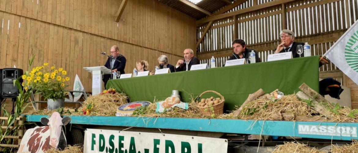 dans un hangar agricole du Gaec des Naux, à Mailley, le 16 septembre dernier. L'assemblée générale s'est tenue dans un hangar agricole du Gaec des Naux, à Mailley, le 16 septembre. Photo : A.Coronel